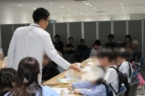 住友電気工業で「みんなのメタコルラボ　ためいきでつくったクレパス」を開催