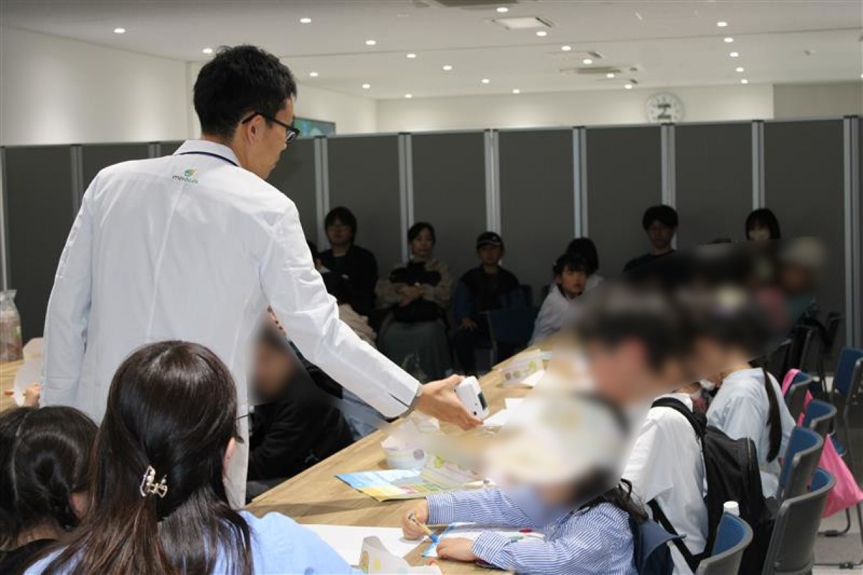 住友電気工業で「みんなのメタコルラボ　ためいきでつくったクレパス」を開催